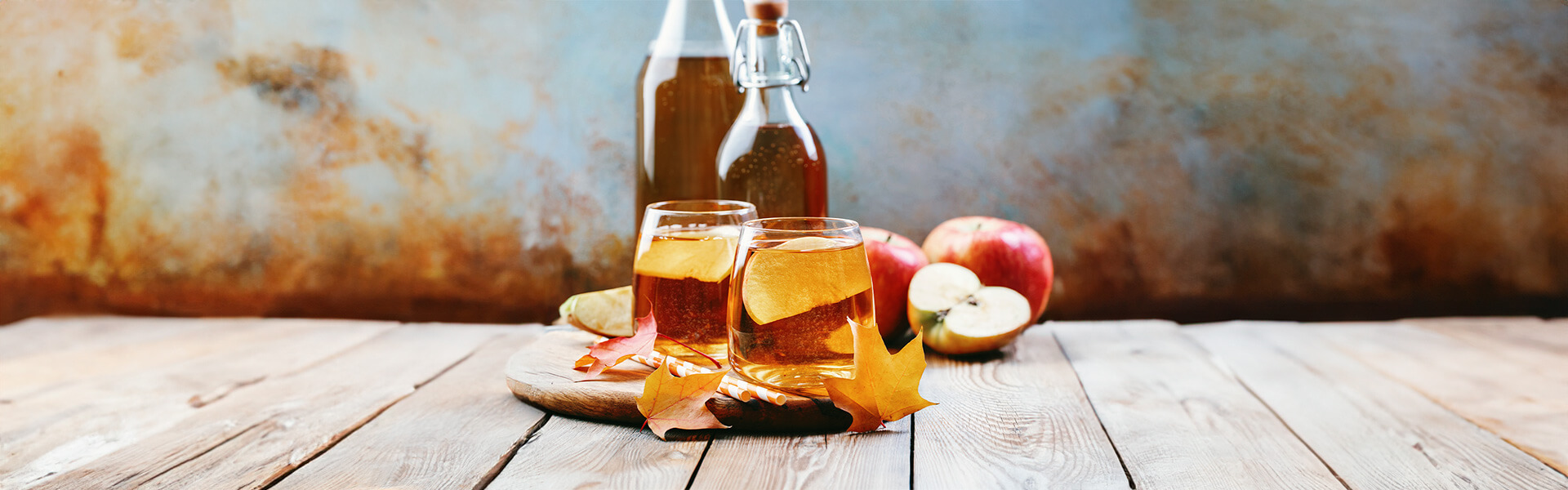 Drinkmate Getränkesprudler: Hintergrundbild mit zwei Gläsern für Apfelwein-Prosecco-Spritz-Rezept