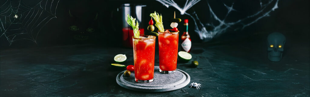 Drinkmate Getränkesprudler: Hintergrundbild mit zwei Cocktailgläsern für Bloody-Fizz-Mary-Rezept