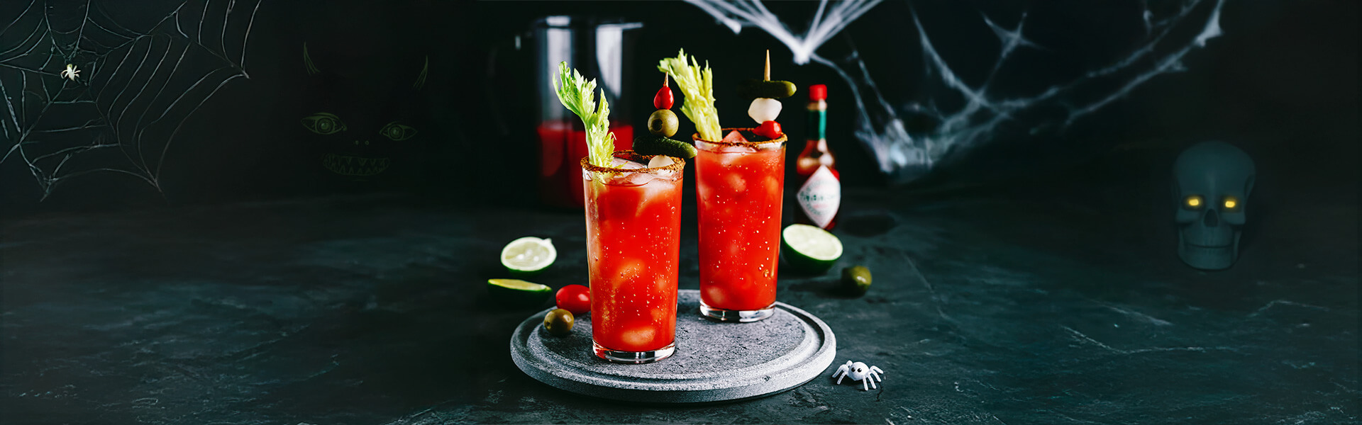 Drinkmate Getränkesprudler: Hintergrundbild mit zwei Cocktailgläsern für Bloody-Fizz-Mary-Rezept