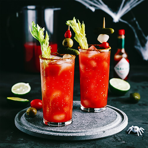 Drinkmate Getränkesprudler: Beitragsbild mit zwei Cocktailgläsern für Bloody-Fizz-Mary-Rezept