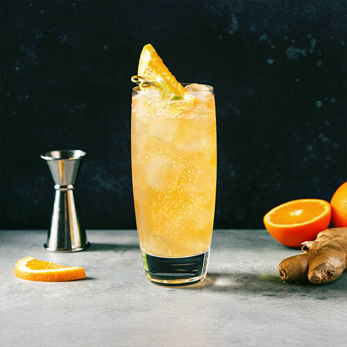 Drinkmate Getränkesprudler: Beitragsbild mit einem Glas, Orangen und Ingwer für Ingwer-Highball-Spritz-Rezept