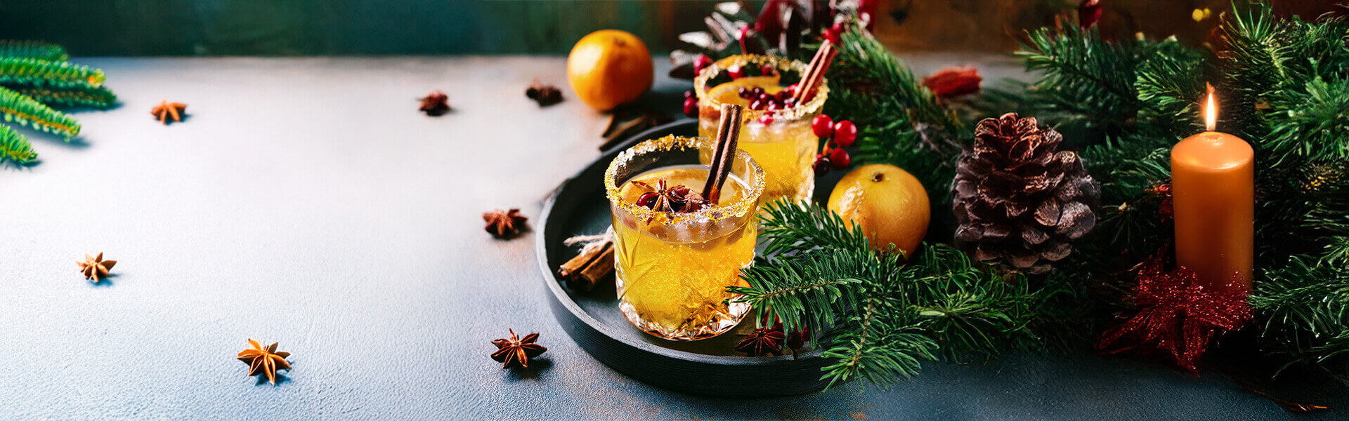 Drinkmate Getränkesprudler: Hintergrundbild mit zwei Gläsern für X-Mas-Orange-Bliss-Rezept