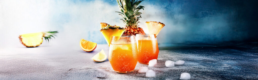 Drinkmate Getränkesprudler: Hintergrundbild mit zwei Gläsern für Tropical-Citrus-Burst-Rezept