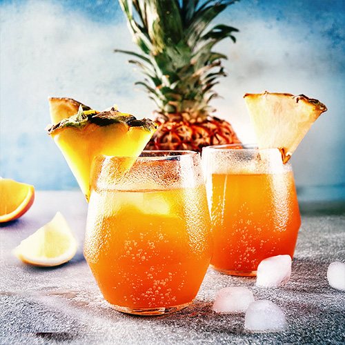 Drinkmate Getränkesprudler: Beitragsbild mit zwei Gläsern für Tropical-Citrus-Burst-Rezept