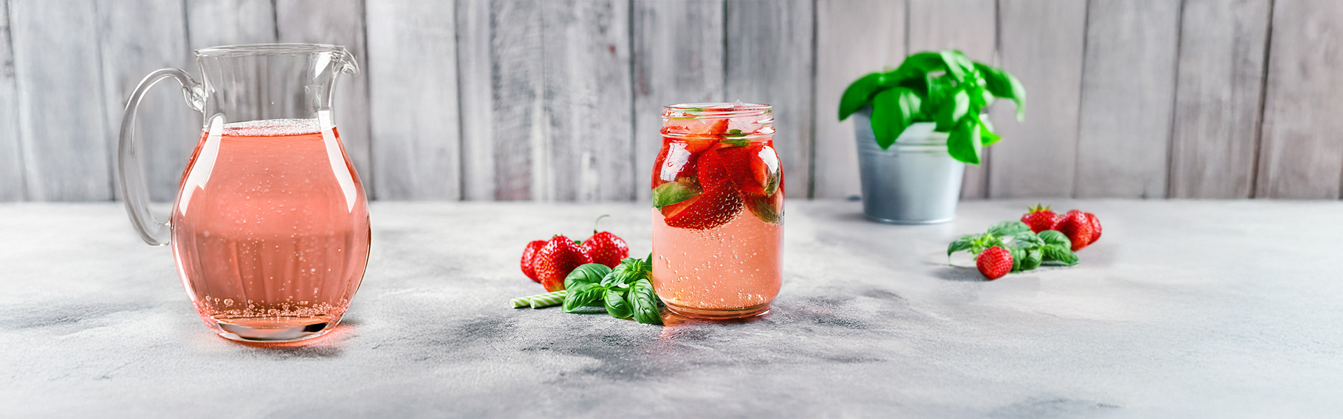 Drinkmate Getränkesprudler: Hintergrundbild mit einem Glas für Berry Basil Bliss-Rezept