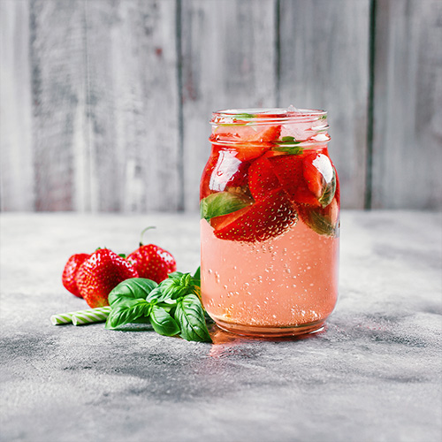 Drinkmate Getränkesprudler: Beitragsbild mit einem Glas für Berry Basil Bliss-Rezept