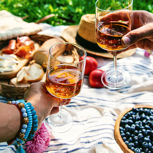 Drinkmate Getränkesprudler: Beitragsbild für Artikel Wein sprudeln: Weingläser und Essen auf Picknickdecke