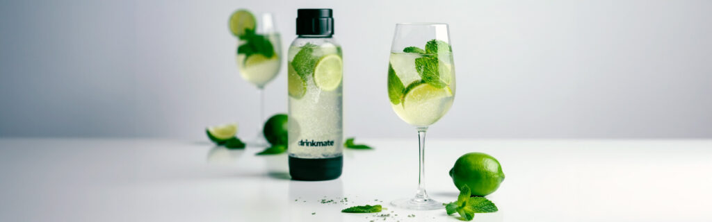 Drinkmate Getränkesprudler: Hintergrundbild mit einem Glas für Lime Wine Delight-Rezept