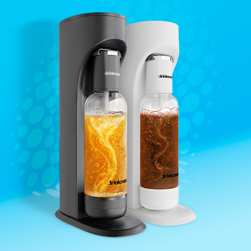 Drinkmate Getränkesprudler – Beitragsbild für Artikel Die Geschichte der Sprudelmaschine: Abbildung je eines Drinkmate Getränkesprudlers in schwarz und in weiß